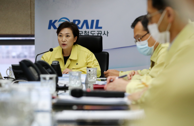 김현미 국토교통부 장관이 11일 오후 대전시 동구 소제동 한국철도공사에서 열린 집중호우 피해 및 복구상황 긴급 점검회의에서 발언하고 있다. 연합뉴스
