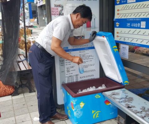 영천공설시장 주변 버스승강장에 비치된 얼음 생수를 한 시민이 가져가고 있다. 영천시 제공