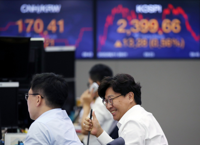 코스피가 상승하며 장중 2,400선을 돌파한 11일 오전 서울 중구 하나은행 본점 딜링룸에서 직원이 업무를 보고 있다. 연합뉴스