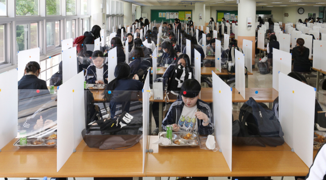 코로나19로 미뤄진 등교 개학이 다시 시작된 지난 5월 20일 오후 대구 중구 경북여자고등학교에서 고3 학생들이 비대면 급식을 하고 있다. 매일신문DB