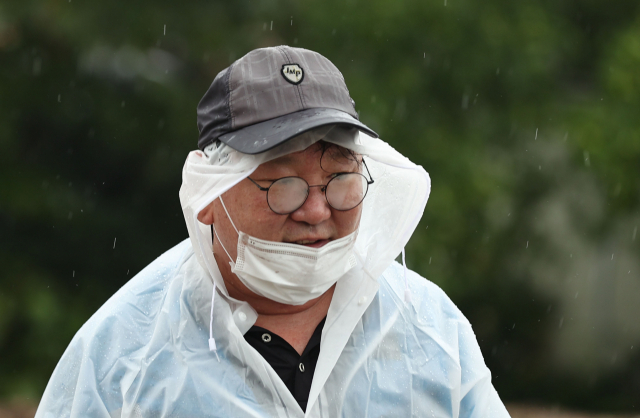 더불어민주당 김태년 원내대표가 11일 오전 충청북도 음성군 삼성면 대야리에서 수해 복구 봉사활동 중 잠시 생각에 잠겨있다. 연합뉴스