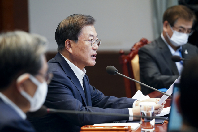 문재인 대통령이 10일 오후 청와대에서 수석·보좌관 회의를 주재하고 있다. 연합뉴스