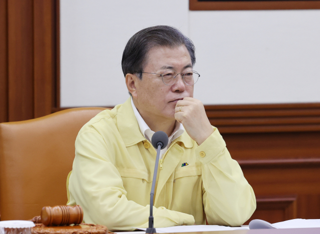 문재인 대통령이 11일 오전 정부서울청사에서 열린 집중호우 긴급점검회의에 참석해 있다. 연합뉴스