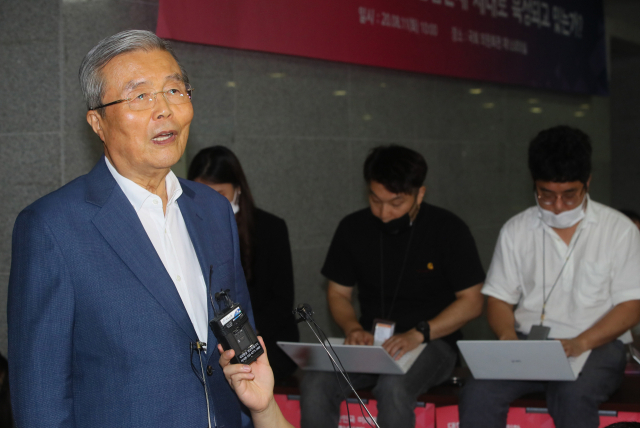 미래통합당 김종인 비상대책위원장이 11일 국회 의원회관에서 부동산·수해 등 현안 관련 질문에 답변하고 있다. 연합뉴스