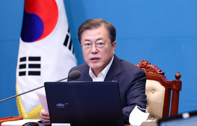 문재인 대통령이 10일 오후 청와대에서 수석·보좌관 회의를 주재하고 있다. 연합뉴스