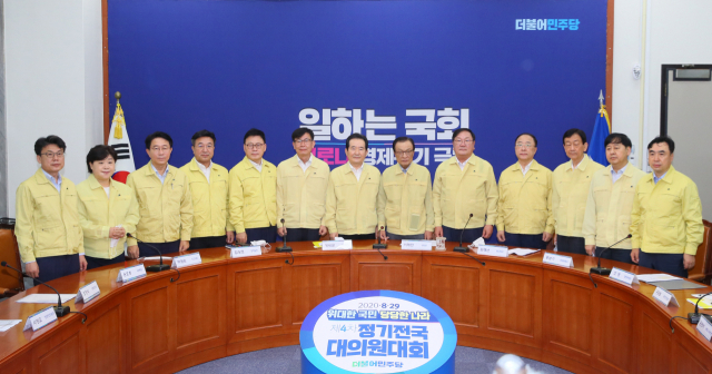 김상조 청와대 정책실장(왼쪽 여섯번째 부터), 정세균 총리, 더불어민주당 이해찬 대표, 홍남기 경제부총리, 진영 행안부 장관 등이 12일 국회에서 열린 고위당정협의회에서 기념촬영하고 있다. 연합뉴스