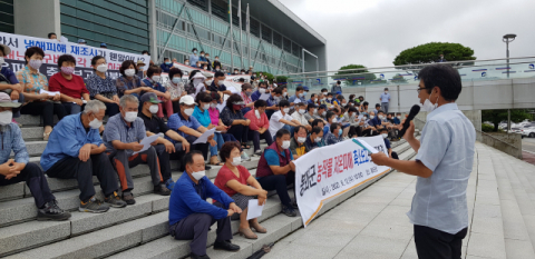 경북 봉화군 농작물 저온피해 공동대책위원회 회원들이 12일 봉화군청 광장에서 농성을 벌이고 있다. 마경대 기자