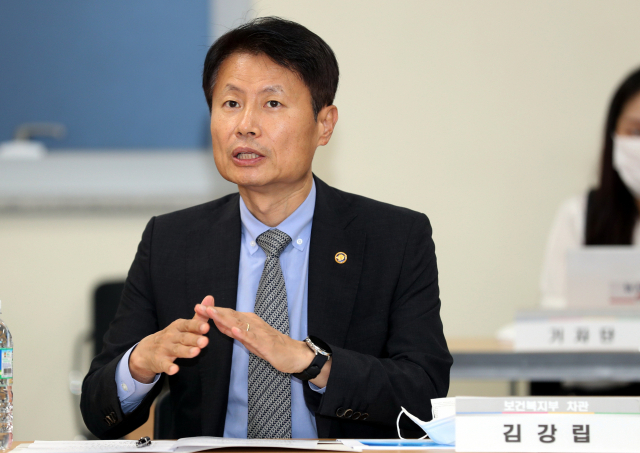 김강립 보건복지부 차관이 지난 7일 오후 의과대학 정원 확대에 반발해 전공의 181명이 파업에 동참한 전북대병원에서 발언하고 있다. 연합뉴스