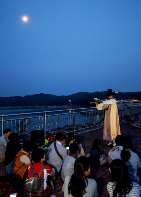 안동지역의 대표적 야간관광 체험프로그램인 달그락투어 모습. 안동시 제공