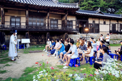 안동지역의 대표적 야간관광 체험프로그램인 달그락투어 모습. 안동시 제공