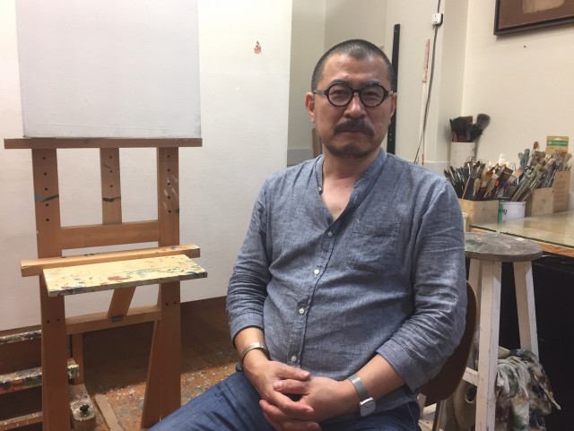 독일 유학 중 1992년 이탈리아에서 프레스코화의 매력에 빠진 김영환 작가는 지금까지 템페라기법을 이용해 작품활동을 해오고 있다. 배경은 김 작가의 화실.