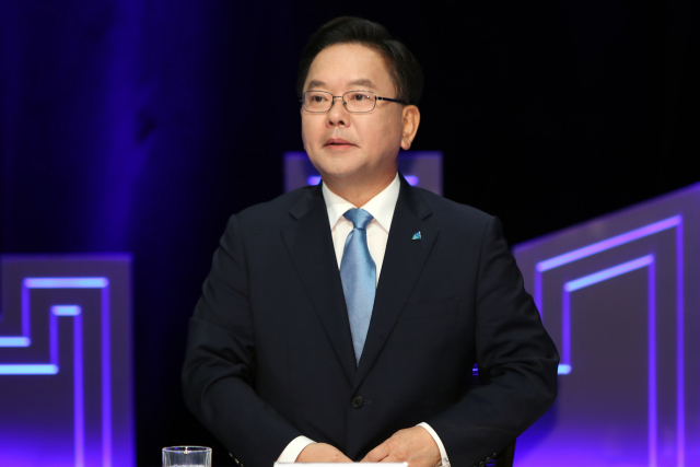 더불어민주당 당 대표 선거에 출마한 김부겸 후보가 7일 kbc광주방송에서 열린 광주·전남 권역 방송토론회에 자리하고 있다. 연합뉴스