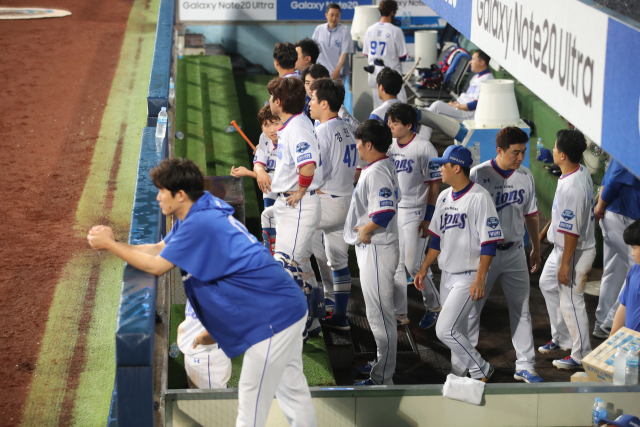 11일 대구삼성라이온즈파크에서 열린 삼성라이온즈와 두산베어스의 경기에서 비로 인해 잠시 경기가 중단돼 삼성 선수들이 덕아웃에서 대기하고 있다. 삼성라이온즈 제공