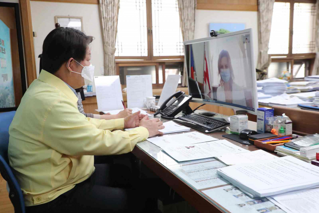 권영진 대구시장이 체코 브르노시장과 화상회의를 하고 있다. 대구시 제공
