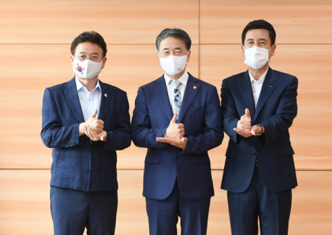 이철우 경북도지사, 박능후 보건복지부 장관, 이강덕 포항시장(왼쪽부터)이 12일 기념촬영을 하고 있다. 경북도 제공