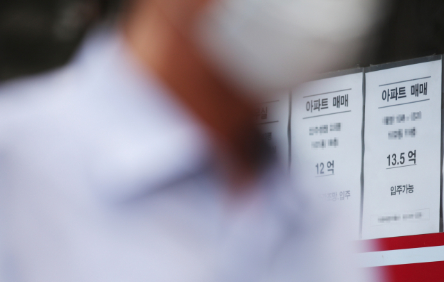 서울 아파트의 평균 가격이 10억원을 돌파했다는 민간 조사업체의 분석이 나왔다. 부동산114는 지난달 말 기준 서울 아파트의 평균 가격이 10억509만원을 기록해 처음으로 10억원을 넘겼다고 12일 밝혔다. 사진은 이날 오후 서울 마포구의 한 부동산 앞. 연합뉴스