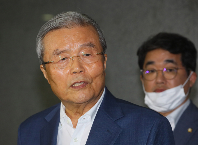 미래통합당 김종인 비상대책위원장이 11일 국회 의원회관에서 부동산·수해 등 현안 관련 질문에 답변하고 있다. 연합뉴스