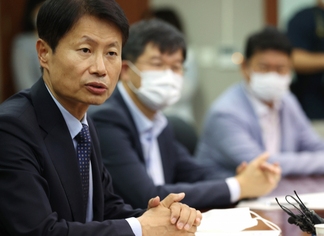 의사들이 정부의 의과대학 정원 확대 방안에 반발하며 파업을 이틀 앞둔 가운데, 김강립 보건복지부 차관이 12일 오후 서울 마포구 대한병원협회에서 열린 대한병원협회 및 대한중소병원협회 간담회에서 발언하고 있다. 연합뉴스