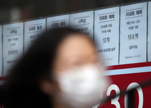 서울 아파트의 평균 가격이 10억원을 돌파했다는 민간 조사업체의 분석이 나왔다. 부동산114는 지난달 말 기준 서울 아파트의 평균 가격이 10억509만원을 기록해 처음으로 10억원을 넘겼다고 12일 밝혔다. 사진은 이날 오후 서울 마포구의 한 부동산 앞. 연합뉴스