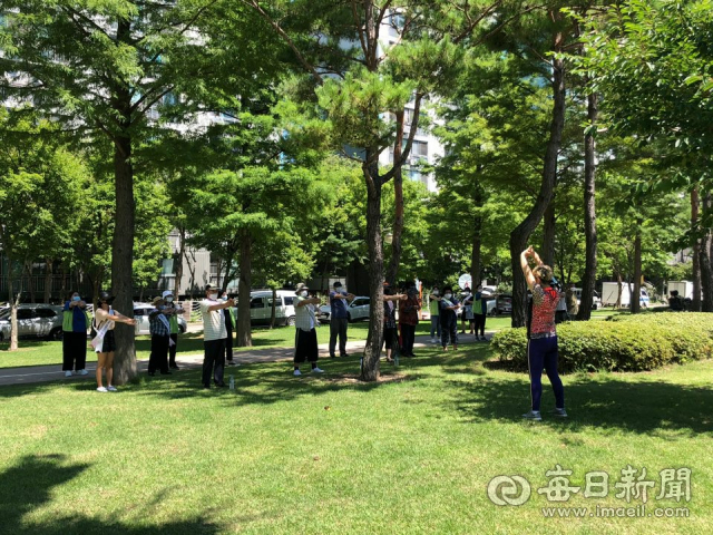 포항 철길숲에서 시민들이 마음건강 걷기 프로그램 중 체조교실에 참여하고 있다. 포항시 제공