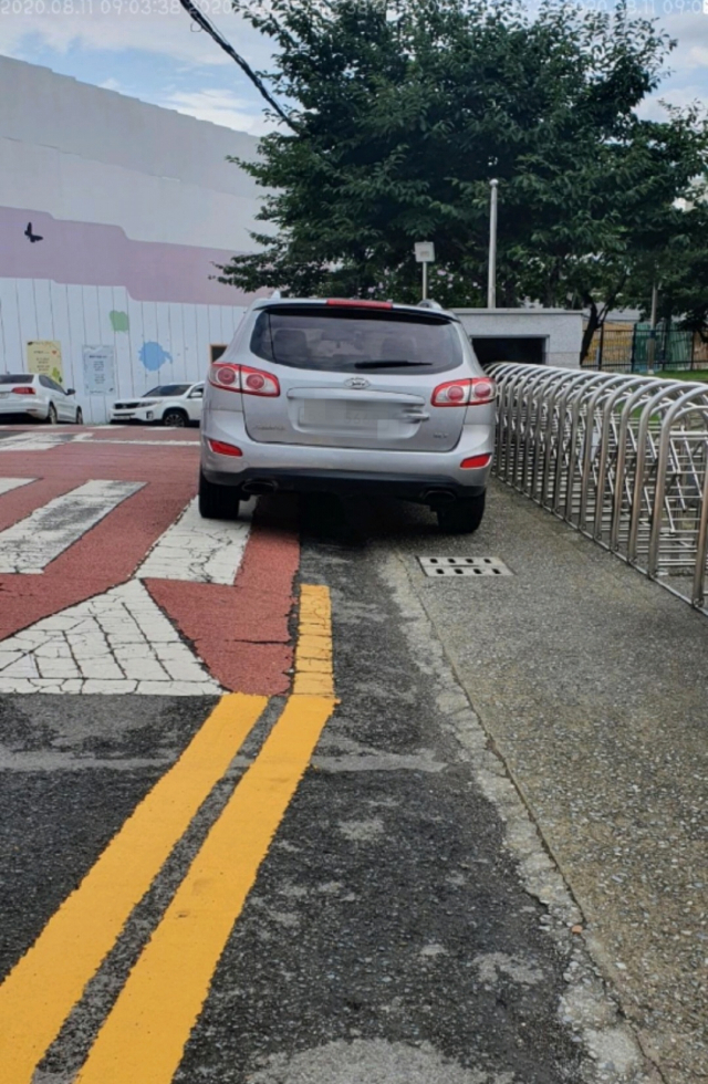대구 달서구의 한 초등학교 주변 스쿨존에 불법 주정차된 차량의 모습. 독자 제공