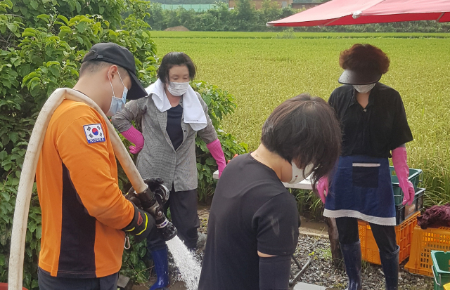 문재인 대통령의 부인 김정숙 여사가 12일 강원 철원군 동송읍 이길리를 방문해 수해 복구를 돕고 주민들을 위로하고 있다. 이길리는 지난 4일 집중 호우로 마을이 물에 완전히 잠겨 현재까지 복구 작업이 이어지고 있다. 연합뉴스