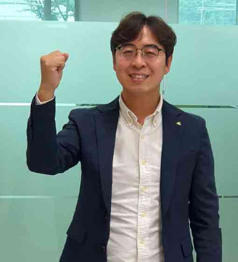 대구시장애인체육회 제7기 지원단을 이끄는 박학수 단장이 시장애인체육회 현관에서 포즈를 취했다. 김교성 기자