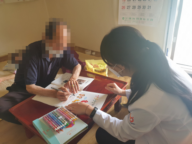 고령군이 코로나19로 치매환자쉼터의 운영중단이 장기화됨에 따라 치매환자를 직접 찾아가는 