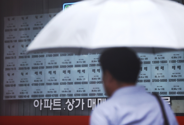 9일 노원구의 한 부동산에 전월세, 매매 매물 안내문이 써붙어 있다. 연합뉴스