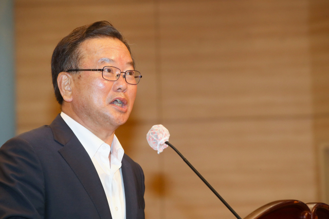 더불어민주당 당 대표 선거에 출마한 김부겸 전 의원이 13일 국회 의원회관에서 열린 