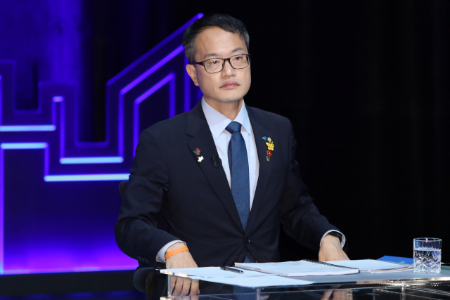 더불어민주당 당 대표 선거에 출마한 박주민 후보가 7일 kbc광주방송에서 열린 광주·전남 권역 방송토론회에 자리하고 있다. 연합뉴스
