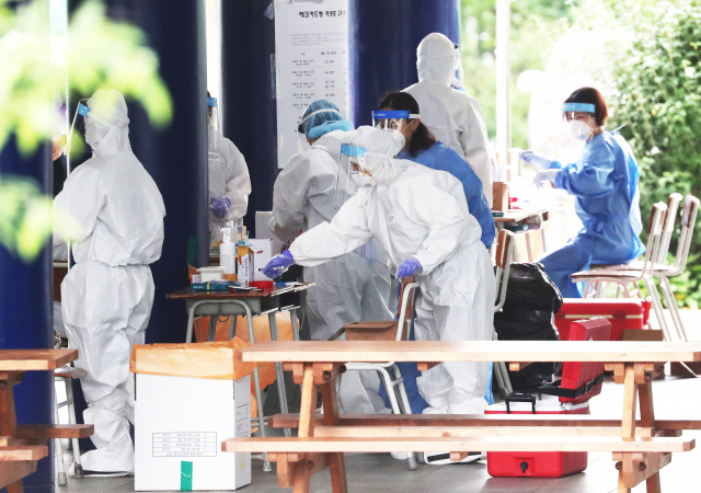 13일 오전 경기도 용인시 수지구 죽전고등학교에 설치된 선별진료소에서 학생 및 교직원을 대상으로 신종 코로나바이러스 감염증(코로나19) 전수검사가 진행되고 있다. 연합뉴스