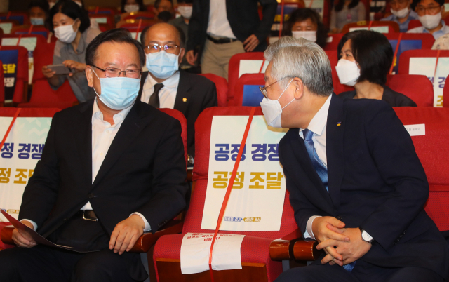 더불어민주당 당 대표 선거에 출마한 김부겸 전 의원(왼쪽)이 13일 국회 의원회관에서 열린 