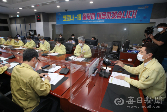 포항지역에 3달 만에 코로나19 추가 확진자가 잇따라 발생하면서 확산 우려가 고조되고 있다. 지난 14일 이강덕 포항시장이 긴급비상대책회의를 열고 관련부서에 특별대책 마련을 지시하고 있다. 포항시 제공