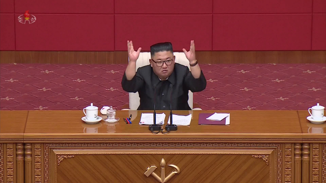 북한 김정은 국무위원장이 13일 노동당 정치국회의를 열고 수해복구 방안에 대해 논의했다고 조선중앙TV가 14일 보도했다. 회의를 주재하는 김 위원장 앞에 안건을 필기한 흔적들이 있다. [조선중앙TV 화면] 연합뉴스