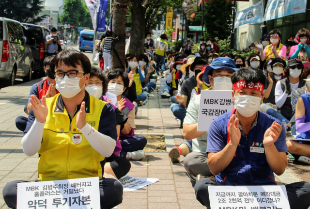 홈플러스 대구점 폐점매각을 반대하는 노동자들이 14일 오전 매장 앞에서 파업 결의대회를 진행했다. 민주노총 서비스연맹 마트산업노동조합 대구경북지역본부 제공
