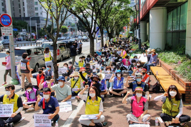 홈플러스 대구점 폐점매각을 반대하는 노동자들이 14일 오전 매장 앞에서 파업 결의대회를 진행했다. 민주노총 서비스연맹 마트산업노동조합 대구경북지역본부 제공