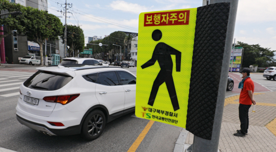 지난 6월 30일 오후 대구 북구 경대교사거리에 보행자 사고를 예방하기 위한 운전자 시선유도 스티커가 부착돼 눈길을 끌고 있다. 이 스티커는 형광 초고휘도 반사지로 제작돼 북부경찰서와 한국교통안전공단이 보행자 교통사고 예방을 위해 설치했다. 김영진 기자 kyjmaeil@imaeil.com
