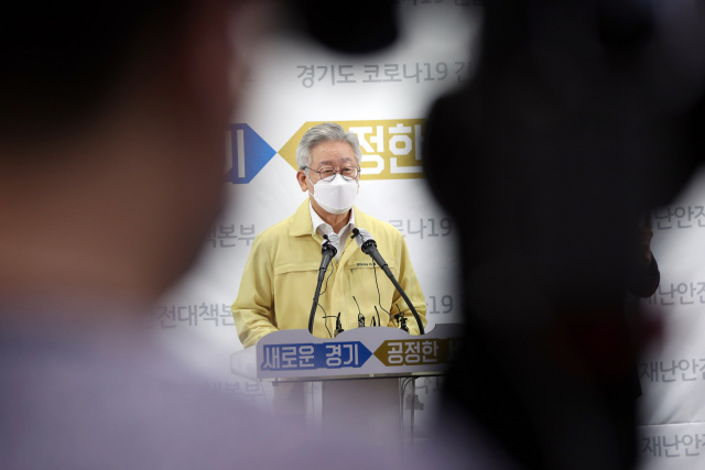 이재명 경기지사가 14일 경기 수원시 경기도청 브리핑룸에서 기자회견을 열고 도내 모든 종교시설에 대해 2주간 집합제한 행정명령을 내리는 내용에 대해 밝히고 있다. 연합뉴스