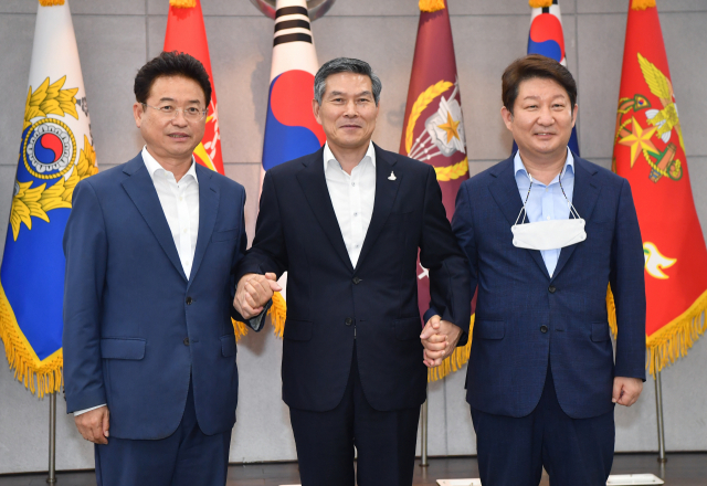 이철우 경북도지사와 권영진 대구시장이 지난 14일 정경두 국방장관을 만나 대구경북 통합신공항 이전에 따른 의성군 인센티브안에 대해 의견을 나누고 기념촬영을 하고 있다. 경북도 제공