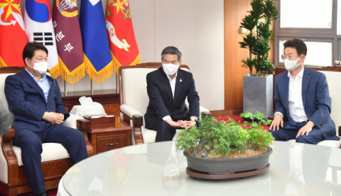 이철우 경북도지사와 권영진 대구시장이 지난 14일 정경두 국방장관을 만나 대구경북 통합신공항 이전에 따른 의성군 인센티브안에 대해 의견을 나누고 있다. 경북도 제공