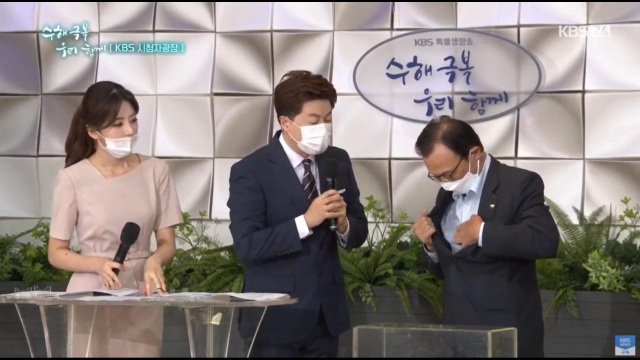 더불어민주당 이해찬 대표(오른쪽)가 14일 서울 여의도 KBS에서 열린 KBS 1TV 