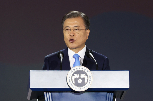 문재인 대통령이 15일 오전 서울 동대문디자인플라자에서 열린 제75주년 광복절 경축식에서 경축사를 하고 있다. 연합뉴스