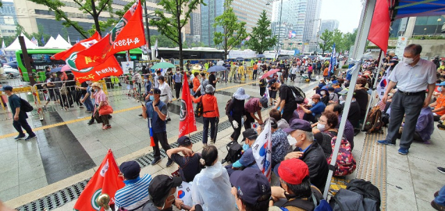 비가 오는 15일 광화문광장 일대에서 보수성향 단체들이 집회를 열고 있다. 독자 김선완씨 제공
