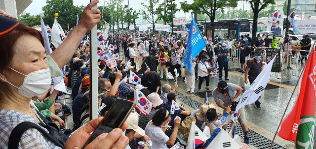 비가 오는 15일 광화문광장 일대에서 보수성향 단체들이 집회를 열고 있다. 독자 김선완씨 제공