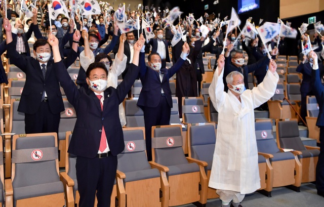15일 경북도청 동락관에서 열린 제75주년 광복절 경축식에서 참석자들이 만세삼창을 외치고 있다. 경북도 제공