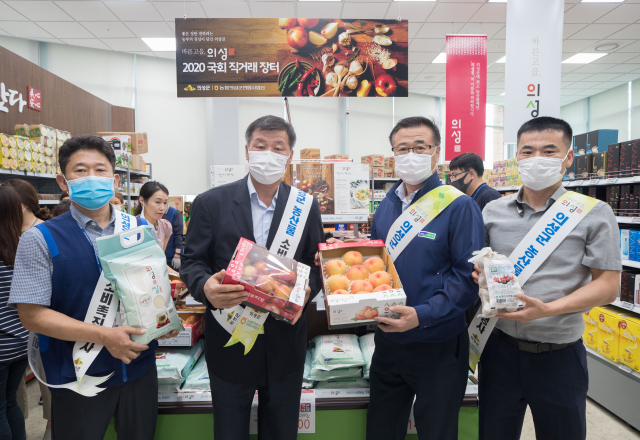 농협 의성군연합사업단이 국회에서 농산물 직거래 장터를 열고 의성군 농산물의 우수성을 홍보하고 있다. 의성군 제공