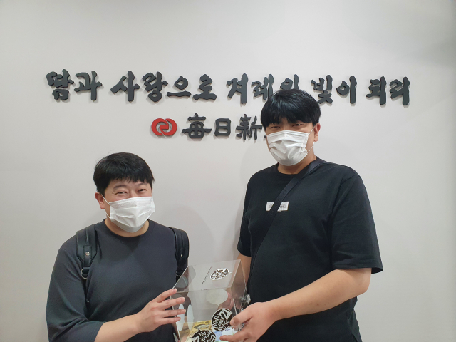 김성원 보드게임카페 21 대표(왼쪽)와 친동생 김치원(오른쪽) 씨가 매일신문사를 방문해 이웃사랑 성금을 전달했다. 배주현 기자