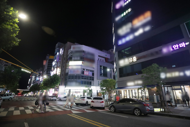 유흥주점 관련 확진 5명이 추가 발생한 15일 광주 서구 상무지구 한 유흥가가 네온사인으로 번쩍이고 있다. 상무지구 소재 한 유흥주점에서 현재까지 접객원 5명과 손님 2명 등 모두 7명의 확진자가 잇따라 발생했다. 연합뉴스