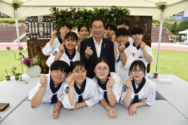 한국사찰음식전에 참여한 학생들과 임종식 경상북도교육청 교육감이 기념 촬영을 하고 있다. 경상북도교육청 제공
